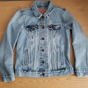 Levi's light wash trucker denim jacket - xs